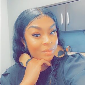 Meet your Posher, Ebony